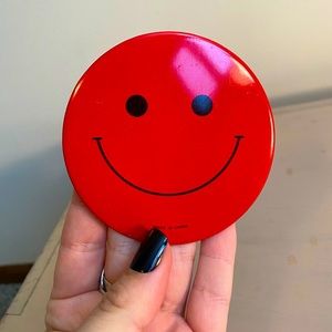 5/$25 💘 Big retro vintage smiley face pin